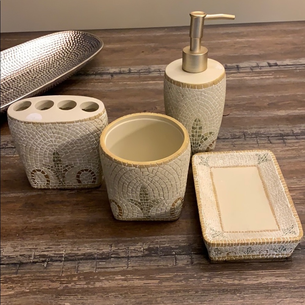 New 4 piece Bathroom accessories set